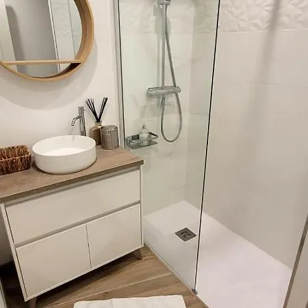 דירה Bright Cocoon With Garden And Sea View גרימו